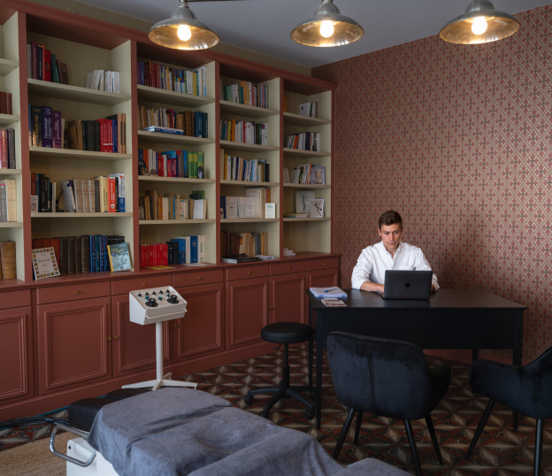 hugo aguiar etiopathe photo dans son cabinet